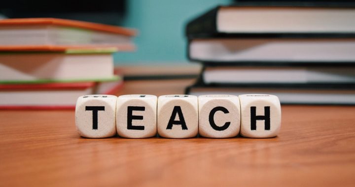 dados de letras con mensaje "TEACH"